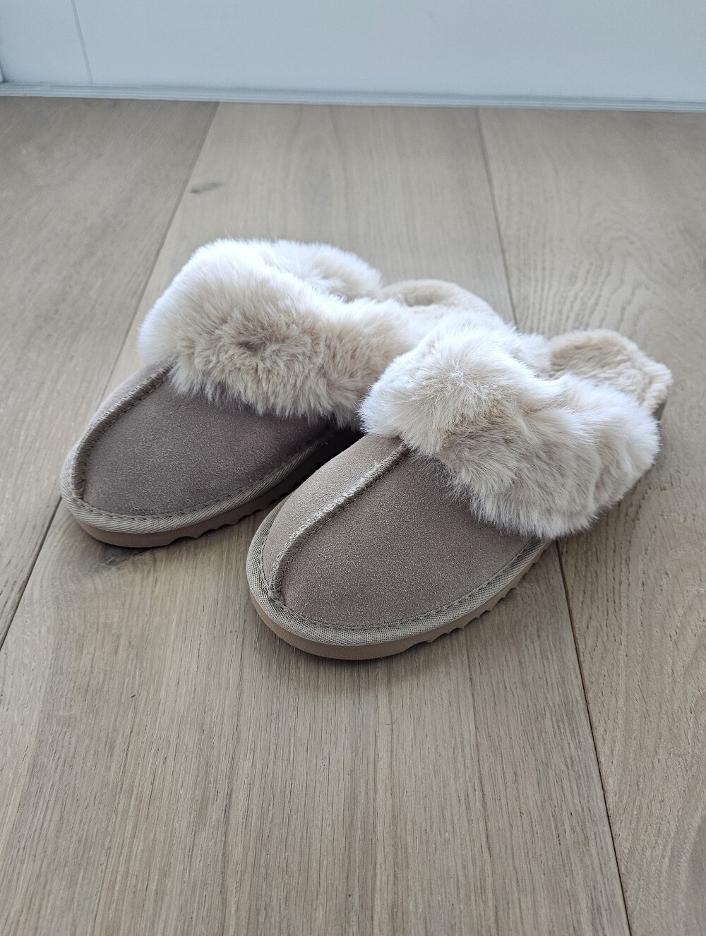 Women's Slippers Suede & Faux Fur - Like New - Size 8